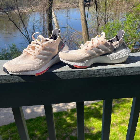Adidas Ultra Boost 21. Mens sizing. Never worn, too big.